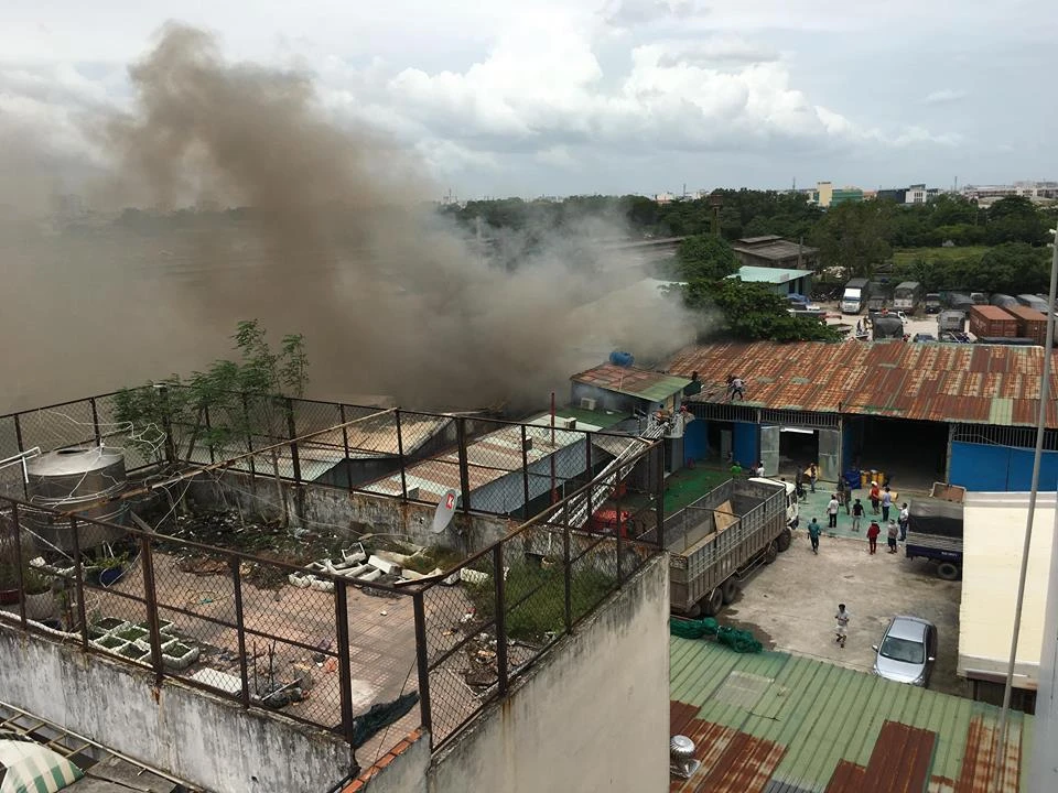 Cháy dữ dội nhà kho trên đường Trường Chinh ảnh 3