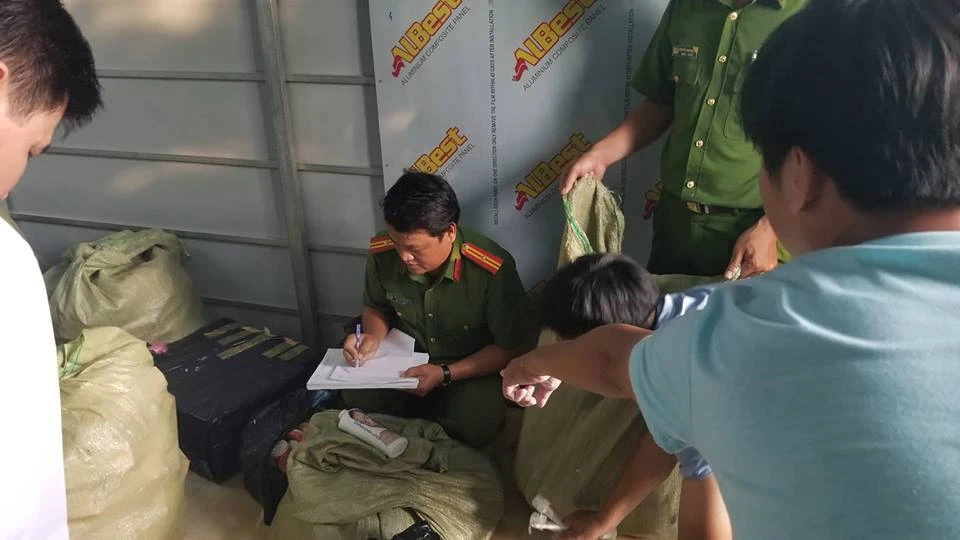 Nhân viên đuổi công an ra ngoài, khóa trái cửa kho ảnh 3