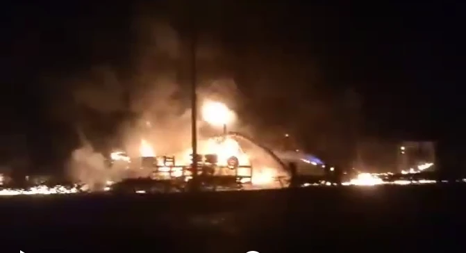 Xe bồn chở dầu lao vào nhà dân bốc cháy, 6 người chết ảnh 2