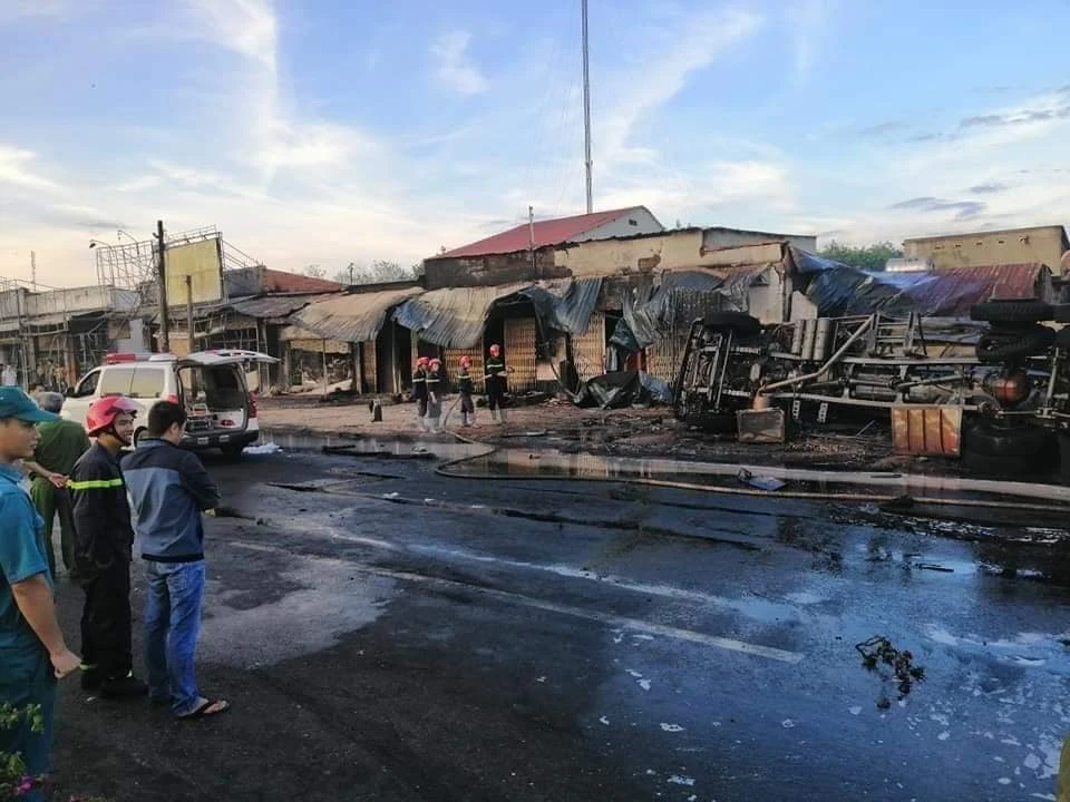 Xe bồn chở dầu lao vào nhà dân bốc cháy, 6 người chết ảnh 3