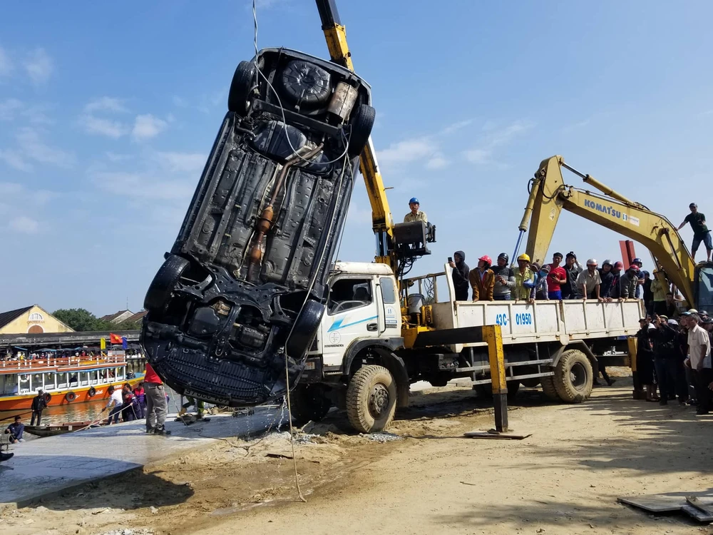 Thi thể cháu bé 6 tuổi trong ô tô rơi sông Thu Bồn ảnh 2