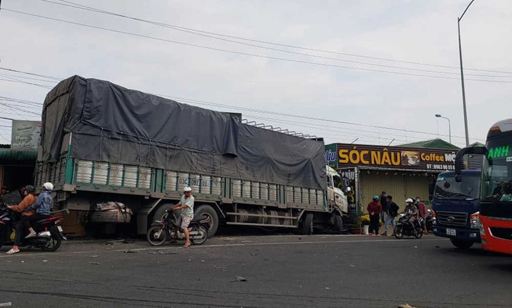 4 ô tô tông liên hoàn, xe tải lao vào nhà dân làm kẹt xe QL 20 ảnh 3 4 ô tô tông liên hoàn, xe tải lao vào nhà dân làm kẹt xe QL 20 ảnh 3