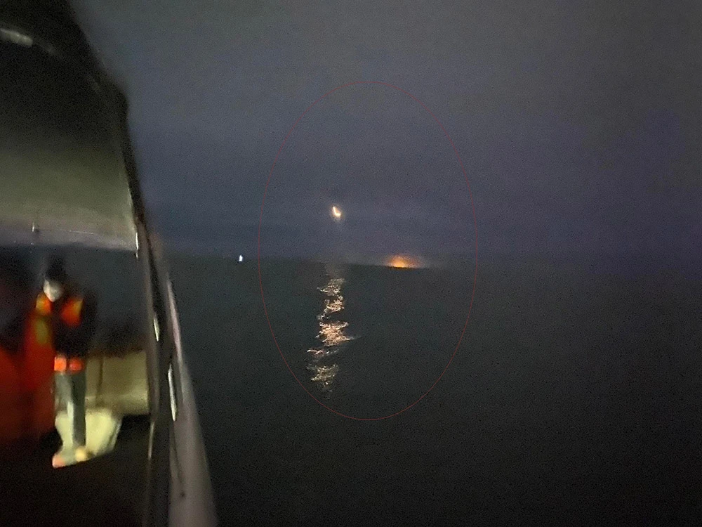 Nóng: Chìm ca nô chở 39 người ngoài biển Cửa Đại ảnh 3 Nóng: Chìm ca nô chở 39 người ngoài biển Cửa Đại ảnh 3