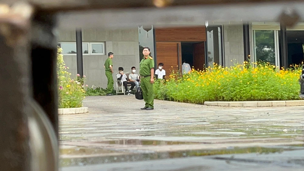 Công an đang thực hiện việc khám xét. Ảnh: V.TÙNG