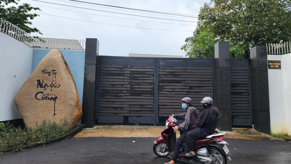 Sau khi xe công an vào trong, cửa công ty đóng kín. Ảnh: V.TÙNG