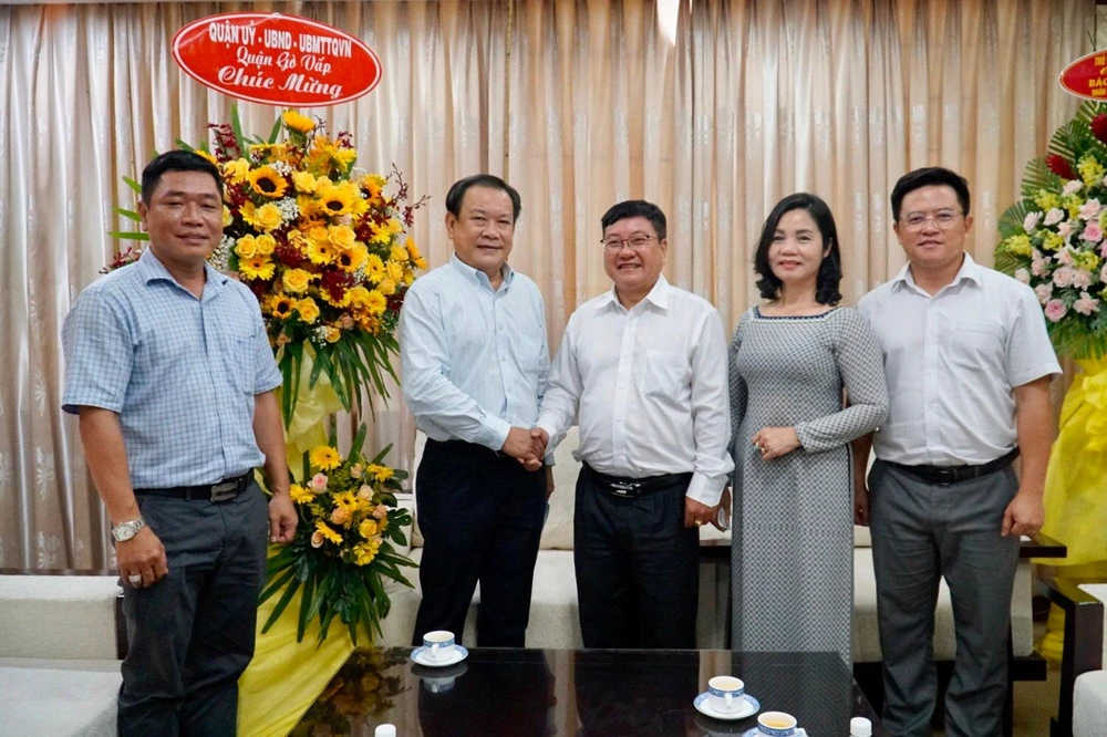 lãnh đạo quận Gò Vấp thăm và chúc mừng Báo