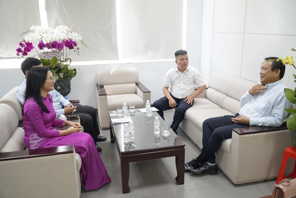 Đại diện Tổng công ty Phát điện 3 đến thăm và chúc mừng Báo