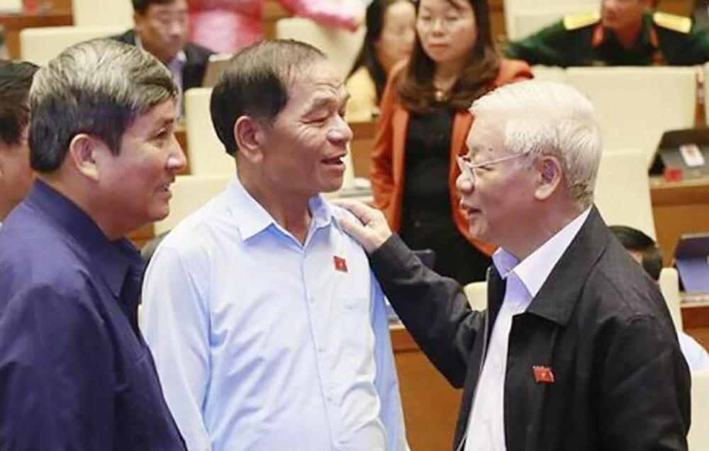 Đại biểu Quốc hội Lê Thanh Vân, Ủy viên thường trực Ủy ban Tài chính - Ngân sách của Quốc hội (giữa) trong kỳ họp quốc hội