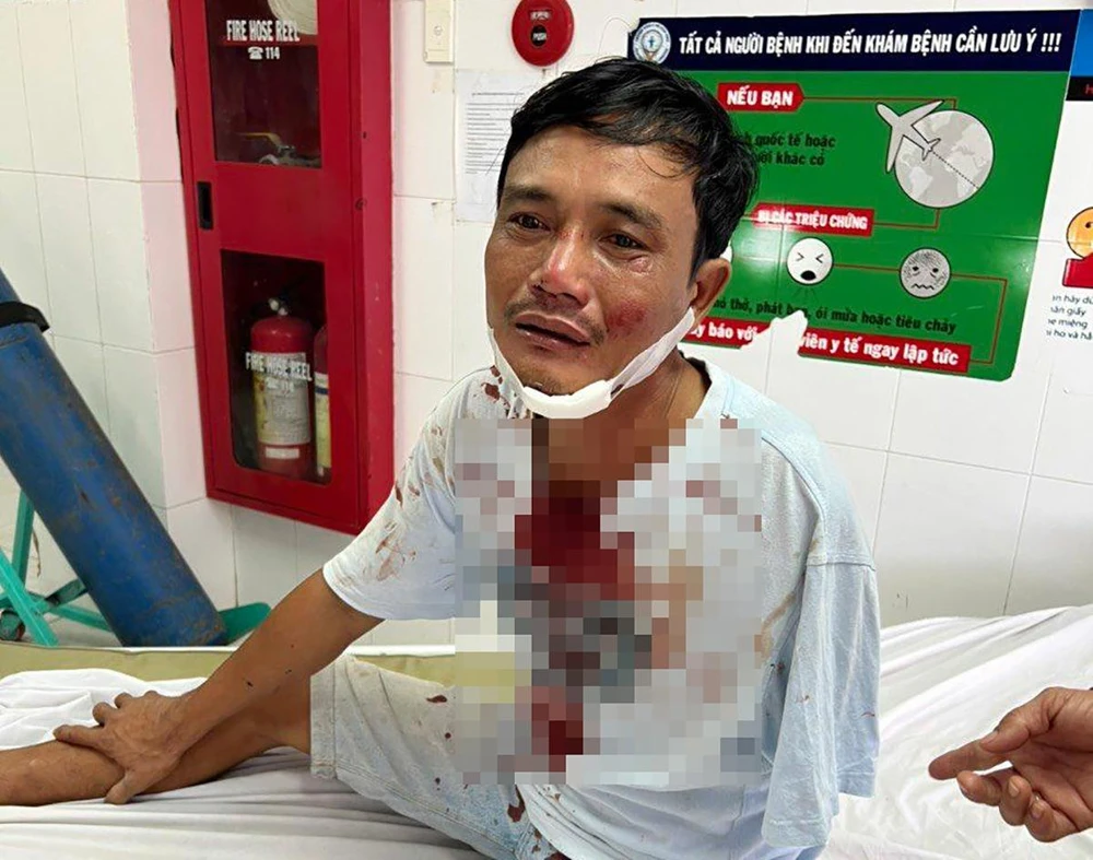 Anh Đặng Thành Công đang được điều trị tại bệnh viện huyện Tân Trụ