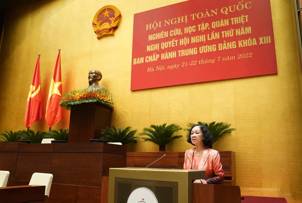 Trưởng ban Tổ chức Trung ương Trương Thị Mai truyền đạt nội dung Nghị quyết 21 về tăng cường củng cố, xây dựng tổ chức cơ sở đảng... Ảnh: HOÀNG HẢI