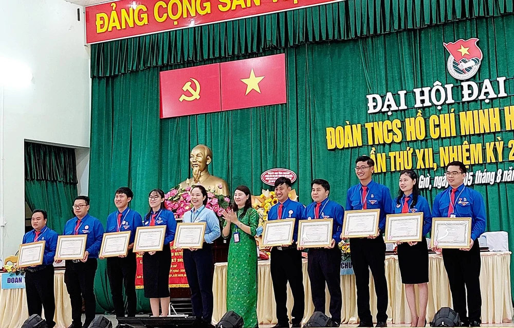 Các tập thể, cá nhân được tặng bằng khen, giấy khen. Ảnh: THÚY NHI Các tập thể, cá nhân được tặng bằng khen, giấy khen. Ảnh: THÚY NHI