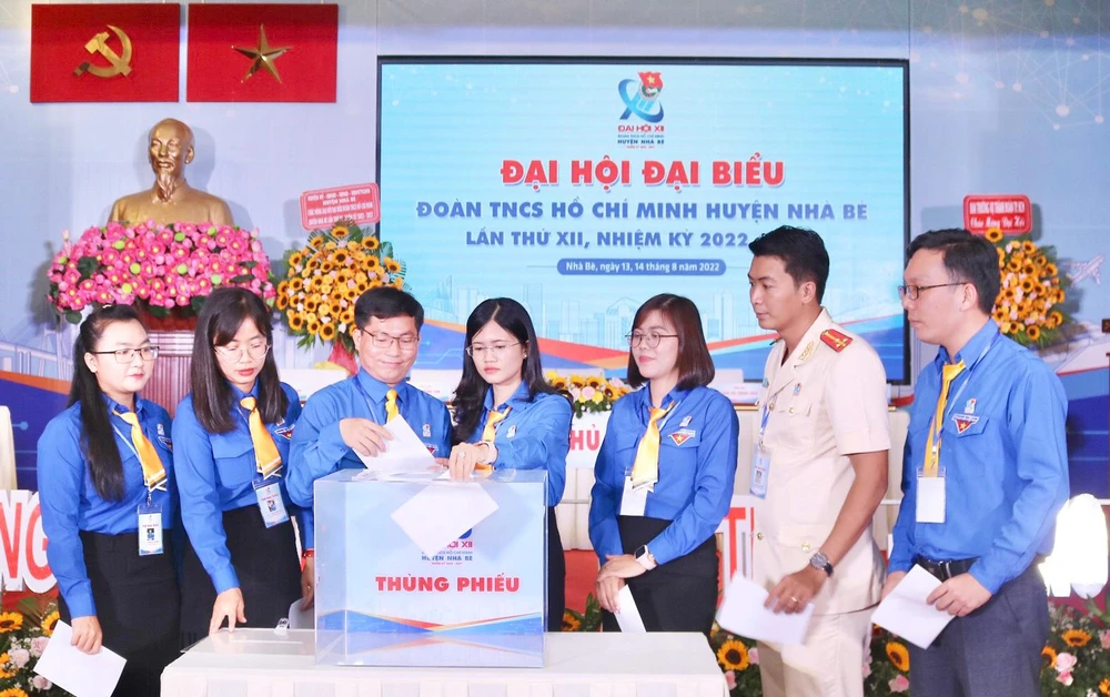 Các đại biểu bỏ phiếu bầu Ban chấp hành Huyện đoàn Nhà Bè nhiệm kỳ mới. Ảnh: THÚY NHI