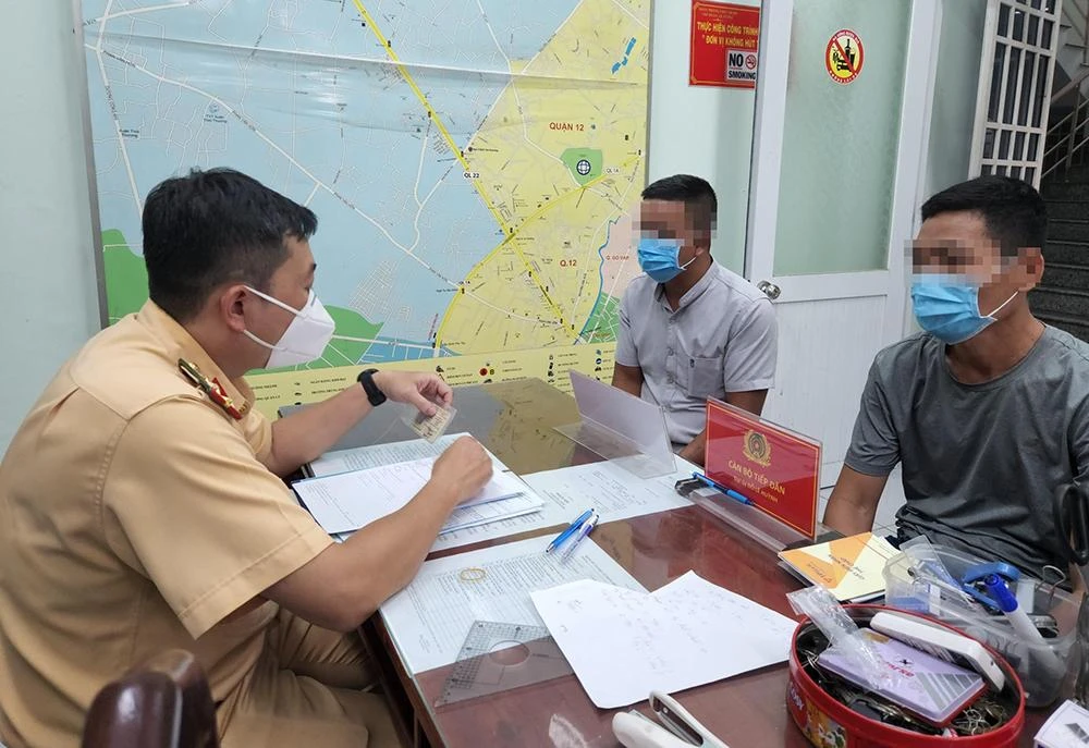 Đội CSGT An Sương làm việc với tài xế. Ảnh: AN SƯƠNG