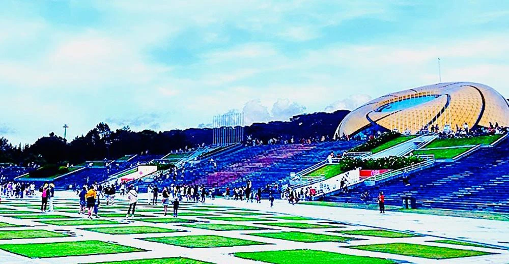 Quảng trường Lâm Viên ở TP Đà Lạt thông thoáng sau khi chính quyền dẹp hàng rong, cho thuê xe điện. Ảnh: CTV