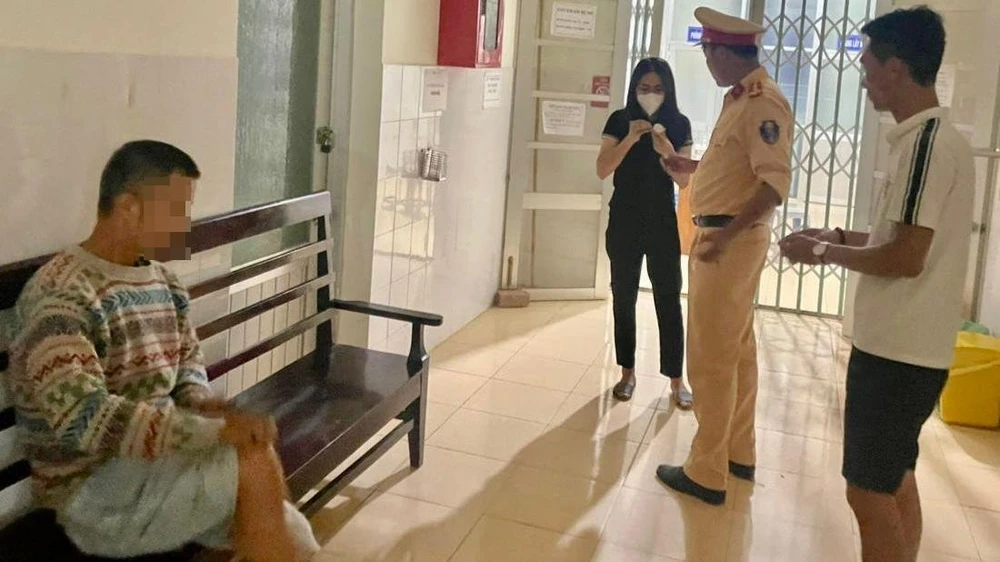 Qua test nhanh, lực lượng chức năng phát hiện hai tài xế dương tính với chất ma túy. Ảnh VT