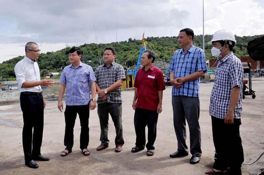 Ông Phạm Đại Dương, Bí thư Tỉnh ủy Phú Yên (bìa trái) kiểm tra công tác ứng phó bão số 4 tại thị xã Sông Cầu. Ảnh: ANH NGỌC