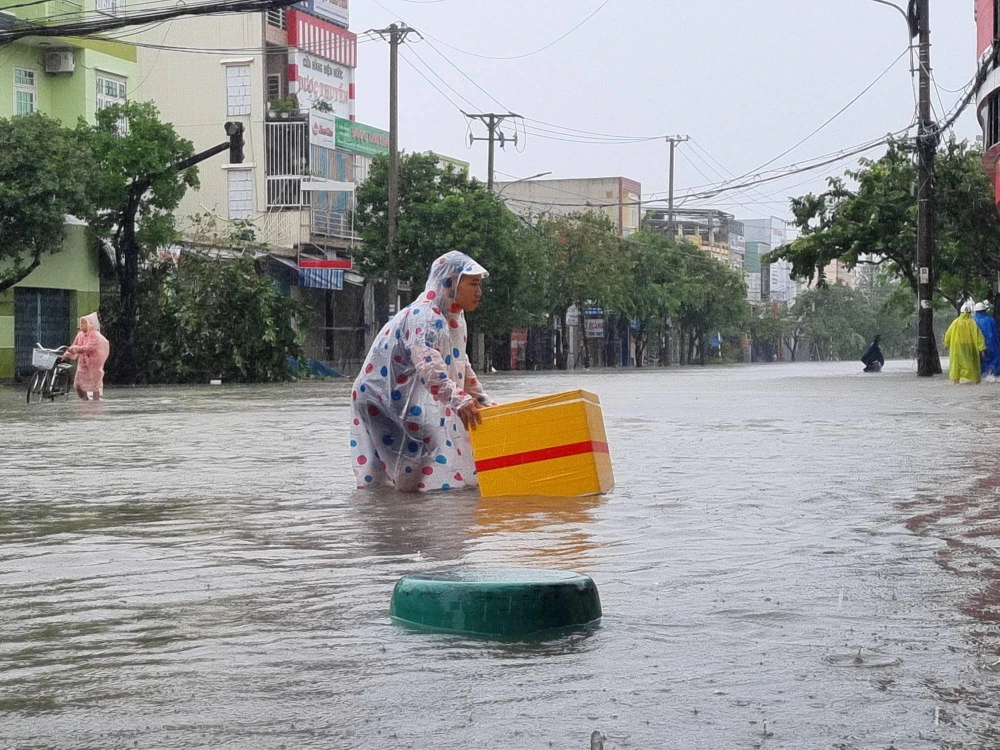 Bão số 4: Đã đổ bộ đất liền, Đà Nẵng- Quảng Nam bị bão quật tơi tả ảnh 52 Bão số 4: Đã đổ bộ đất liền, Đà Nẵng- Quảng Nam bị bão quật tơi tả ảnh 52