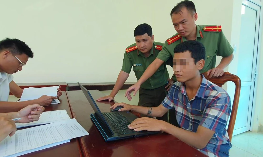 Y Huy Byă tại cơ quan công an. Ảnh: AX