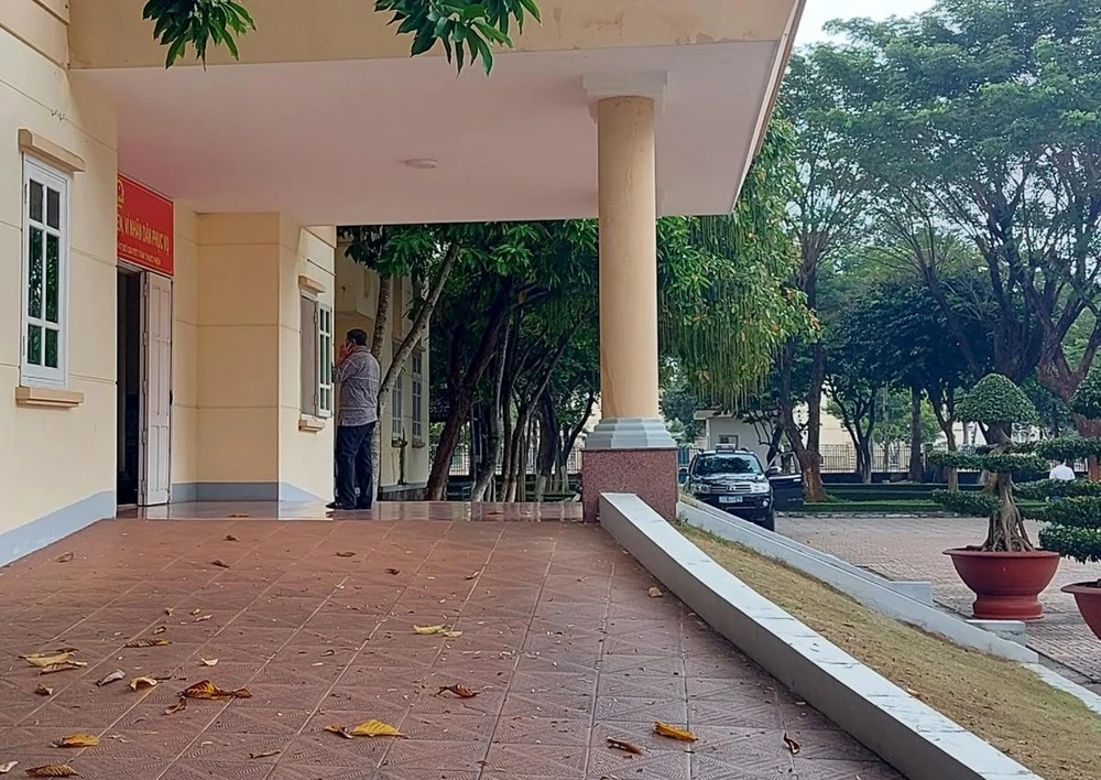 Ô tô của cơ quan chức năng đậu trong sân trụ sở UBND huyện Đất Đỏ trưa 29-10. Ảnh: K.L