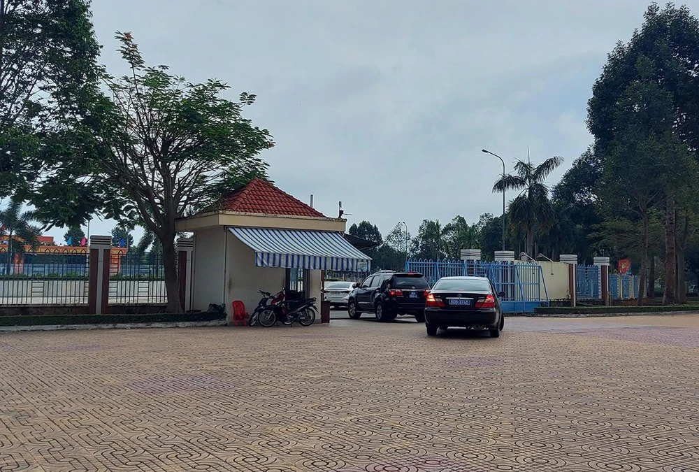 Gần 14 giờ ngày 29-10, xe của Bộ Công an đưa các bị can rời khỏi trụ sở UBND huyện Đất Đỏ. Ảnh: K.L