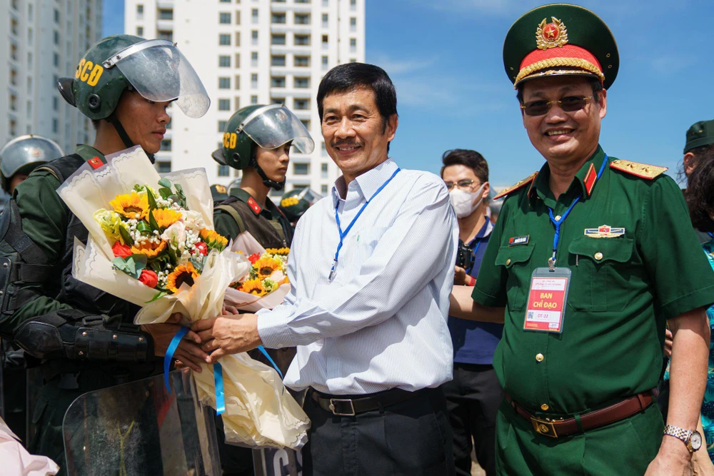 Đại diện doanh nghiệp tặng hoa lực lượng tham gia diễn tập