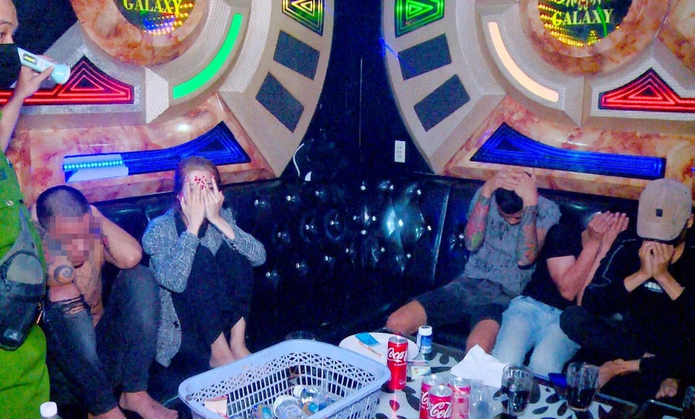 43 nam nữ dương tính với chất ma túy trong quán karaoke Galaxy. Ảnh: CA.