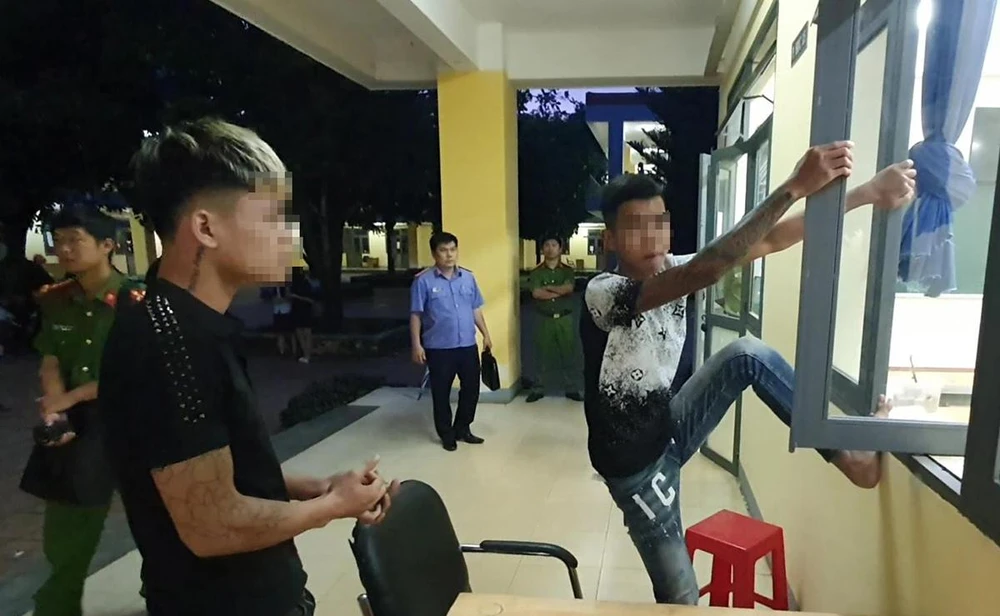 Thực nghiệm hiện trường vụ trộm cắp 16 máy tính xách tay. Ảnh: AX