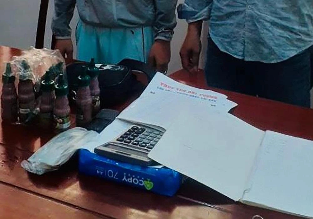 Cả hai chuẩn bị nhiều mắm tôm để tạt vào nhà con nợ. Ảnh: CTV