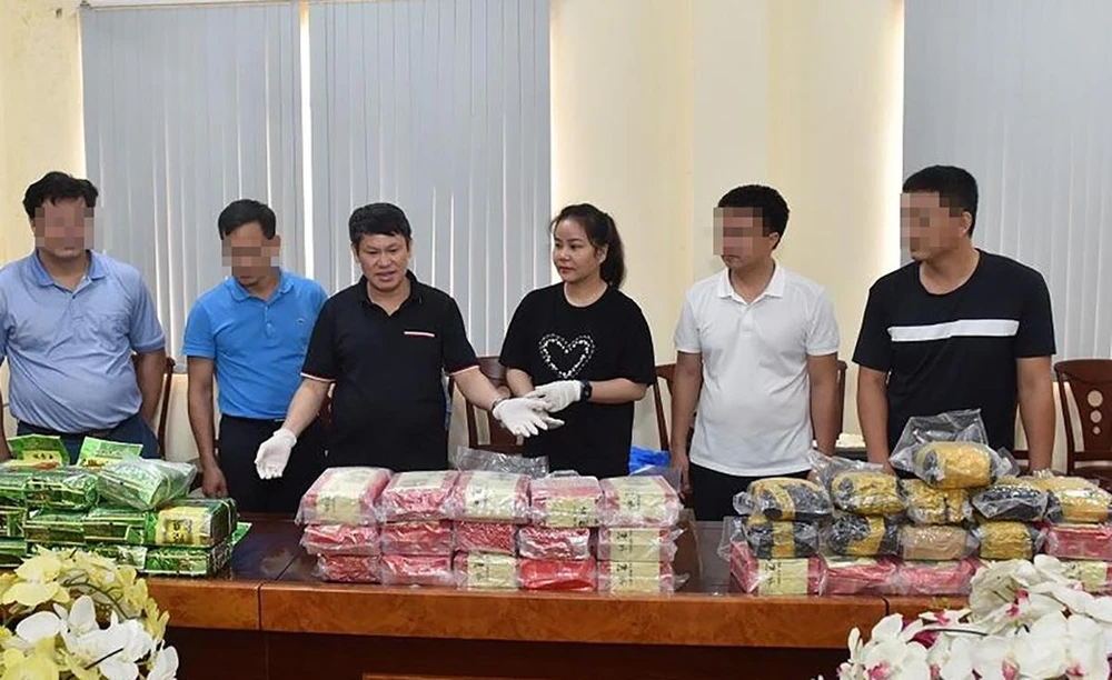 Lãnh đạo Cục Cảnh sát điều tra tội phạm về ma túy kiểm tra vật chứng vụ án. Ảnh: CACC Lãnh đạo Cục Cảnh sát điều tra tội phạm về ma túy kiểm tra vật chứng vụ án. Ảnh: CACC