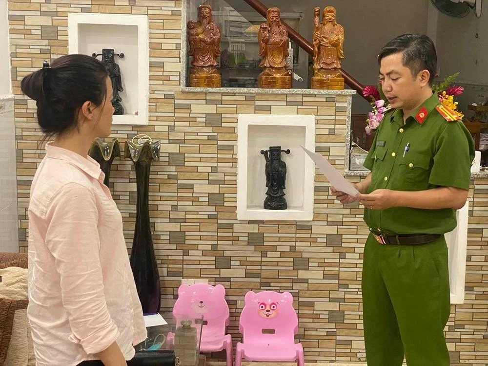 Nguyễn Thị Mai Nhi, trợ lý của bà Nguyễn Phương Hằng nghe đọc lệnh khởi tố Nguyễn Thị Mai Nhi, trợ lý của bà Nguyễn Phương Hằng nghe đọc lệnh khởi tố