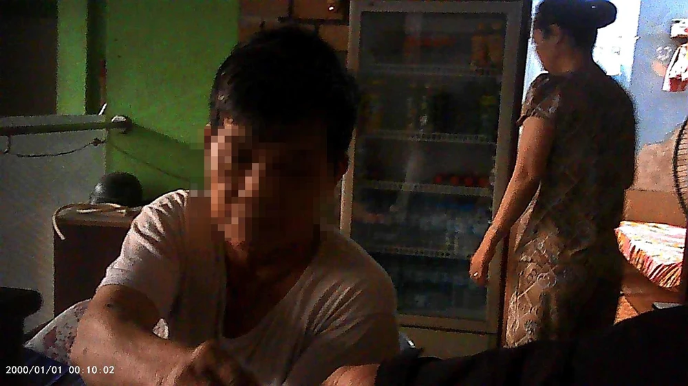 Ngày 29-4, sau khi đưa tiền và nhận “hàng” từ người ngồi ở quầy tiếp tân, Ngô vào một căn phòng là “bãi đáp” của nhà nghỉ.