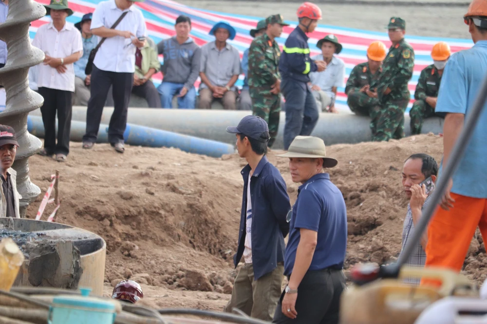 Dự kiến đêm nay sẽ hoàn tất giải cứu bé rơi vào ống trụ bê tông sâu 35 m ảnh 59