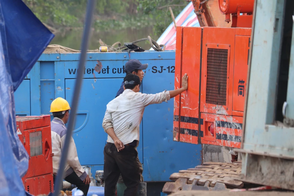 Dự kiến đêm nay sẽ hoàn tất giải cứu bé rơi vào ống trụ bê tông sâu 35 m ảnh 64