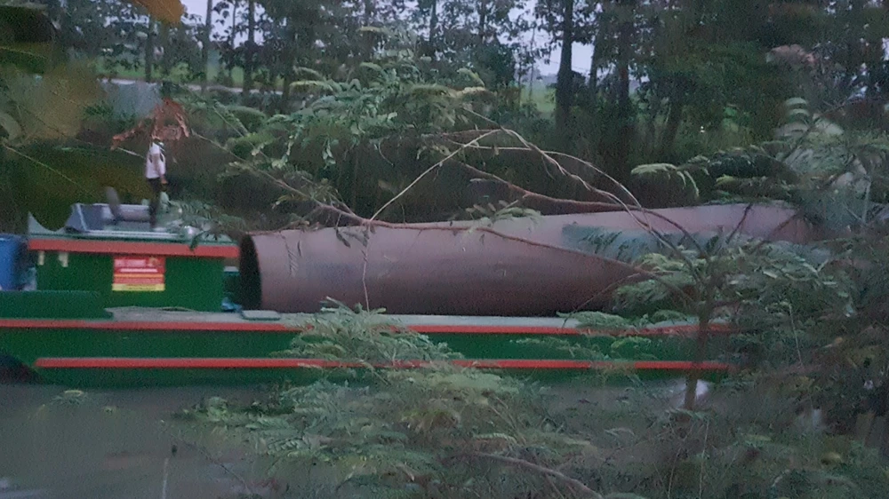 Lực lượng chức năng đưa thêm phương tiện vào để cứu hộ