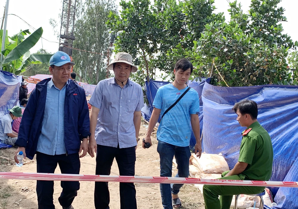 Ông Phạm Thiện Nghĩa và Đoàn Tấn Bửu có mặt hiện trường tiếp tục chỉ đạo công tác cứu hộ.