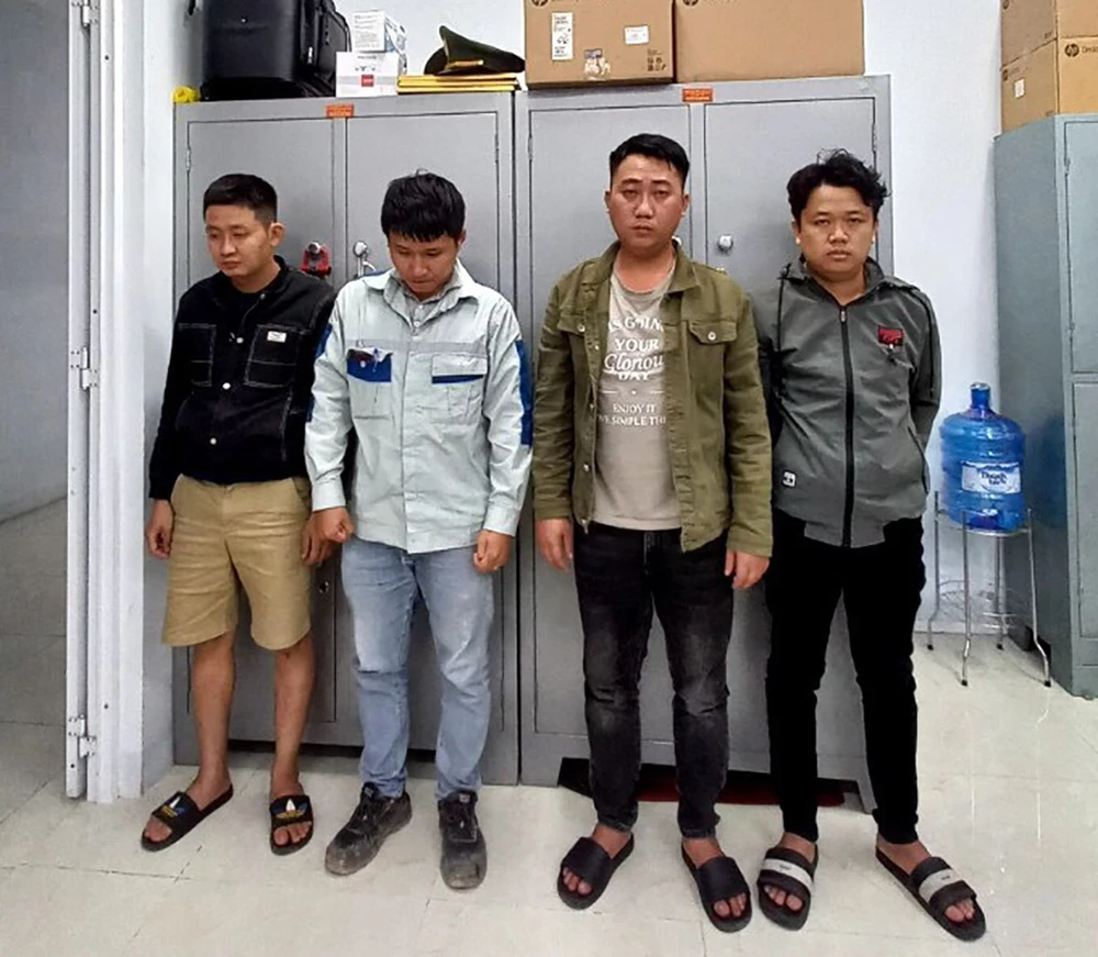 Các nghi can trong đường dây đánh bạc bị công an Quảng Ngãi phát hiện. Ảnh: H.HÀ Các nghi can trong đường dây đánh bạc bị công an Quảng Ngãi phát hiện. Ảnh: H.HÀ