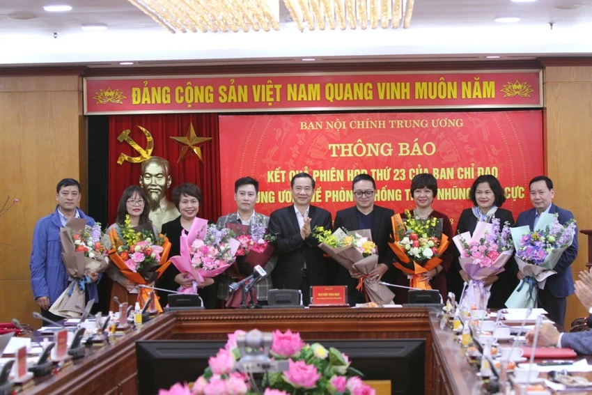 Phó Trưởng ban Nội chính Trung ương Nguyễn Thái Học (giữa) và đại diện tám cơ quan báo chí được Ban Chỉ đạo khen thưởng thành tích PCTNTC năm 2022. Ảnh: Phước H