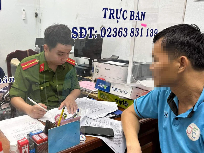 Nhà báo Hoàng Quân đến trình báo về việc bị dọa giết tại cơ quan công an. Ảnh: Hoài An