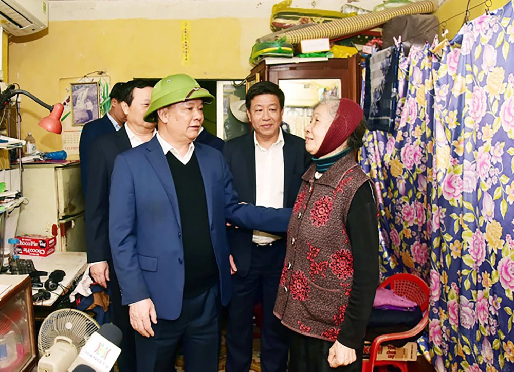 Ông Đinh Tiến Dũng thăm hỏi người dân tại khu chung cư Khương Thượng - quận Đống Đa. Ảnh: THÀNH VIỆT