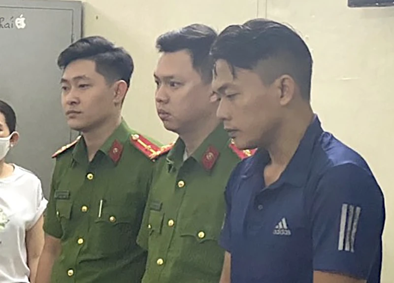 Đoàn Văn Thiện (ngoài cùng bên phải) tại cơ quan điều tra. Ảnh: CA