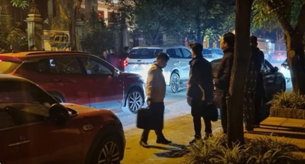 Công an khám xét nhà Thiếu tướng Đỗ Hữu Ca, nguyên giám đốc Công an TP Hải Phòng, thu giữ các đồ vật tài liệu