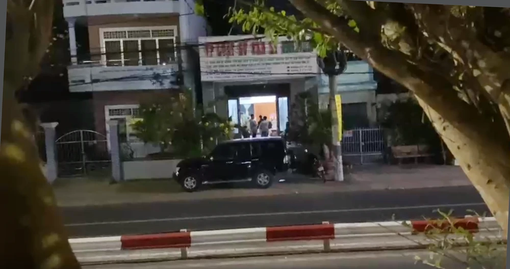 Gần 23 giờ ngày 25-2, lực lượng chức năng vẫn còn thực hiện việc khám xét