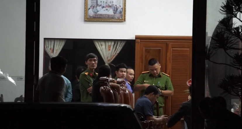 Công an và đại diện VKS khám xét, thu giữ các tài liệu, đồ vật. Ảnh: H.DƯƠNG