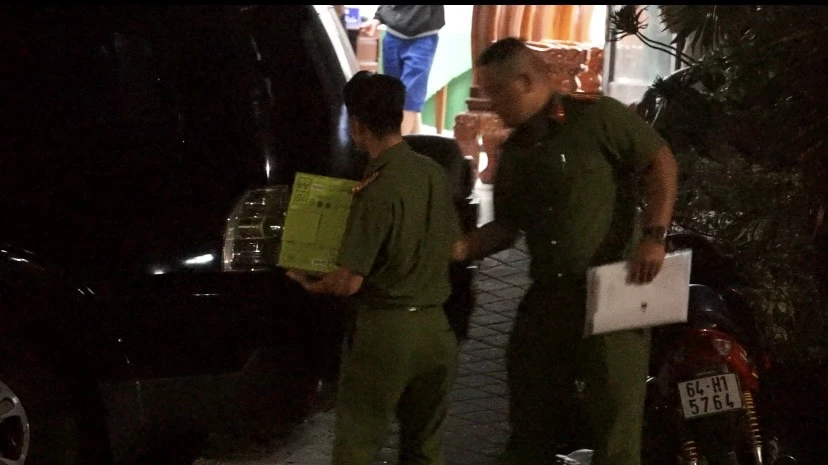 Lúc 1 giờ 40 ngày 26-2, lực lượng chức năng hoàn thành việc khám xét, thu giữ nhiều tài liệu để phục vụ công tác điều tra. Ảnh: H.DƯƠNG