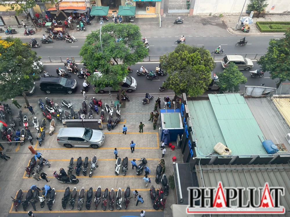 Việc khám xét đến trưa cùng ngày vẫn đang được thực hiện. Ảnh: B.NGỌC