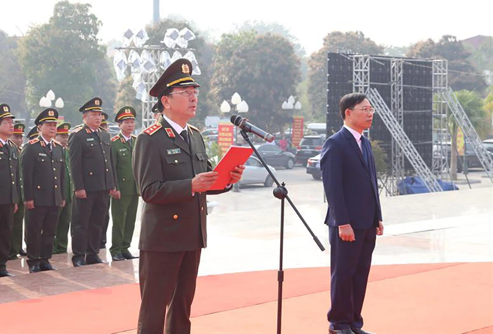 Trước Anh linh Chủ tịch Hồ Chí Minh, Thứ trưởng Trần Quốc Tỏ báo cáo kết quả của lực lượng CAND làm theo lời Bác.