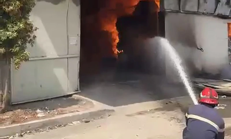 Ngọn lửa bùng phát dữ dội, cột khói bốc cao hàng chục mét. Ảnh: LA