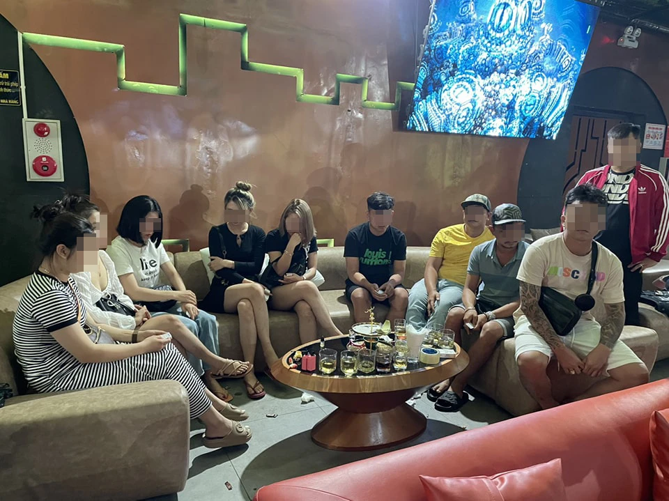 Nhiều nhân viên, khách trong quán Space X tại thị xã Phú Mỹ bị phát hiện dương tính với ma túy. Ảnh: CA