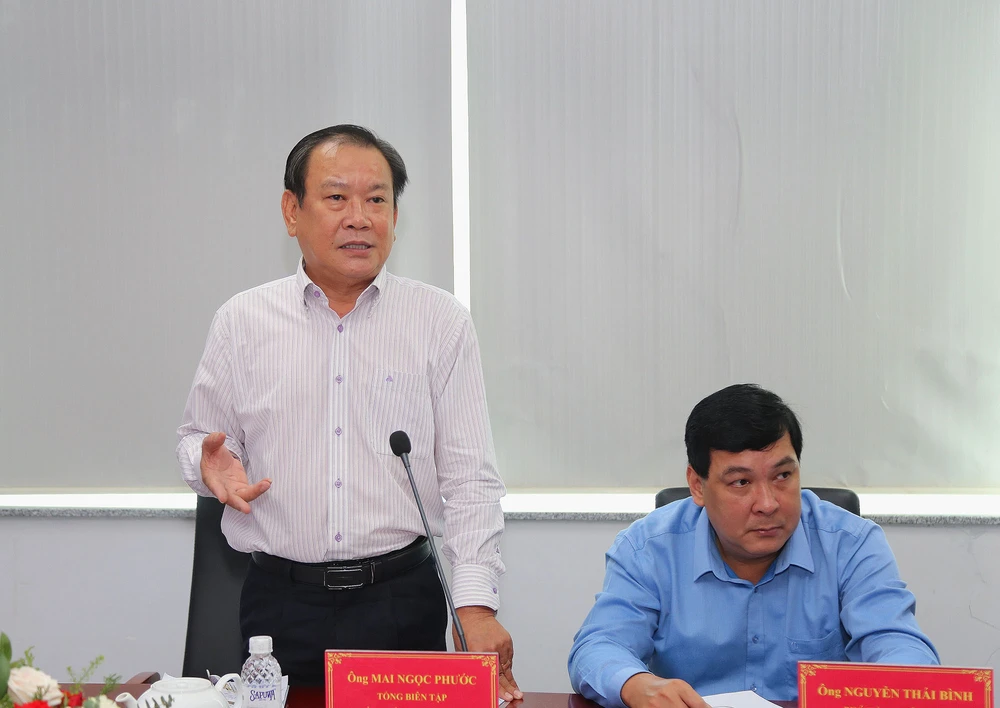 Tổng biên tập báo Pháp luật TP.HCM Mai Ngọc Phước báo cáo tại buổi làm việc. Ảnh: HOÀNG GIANG