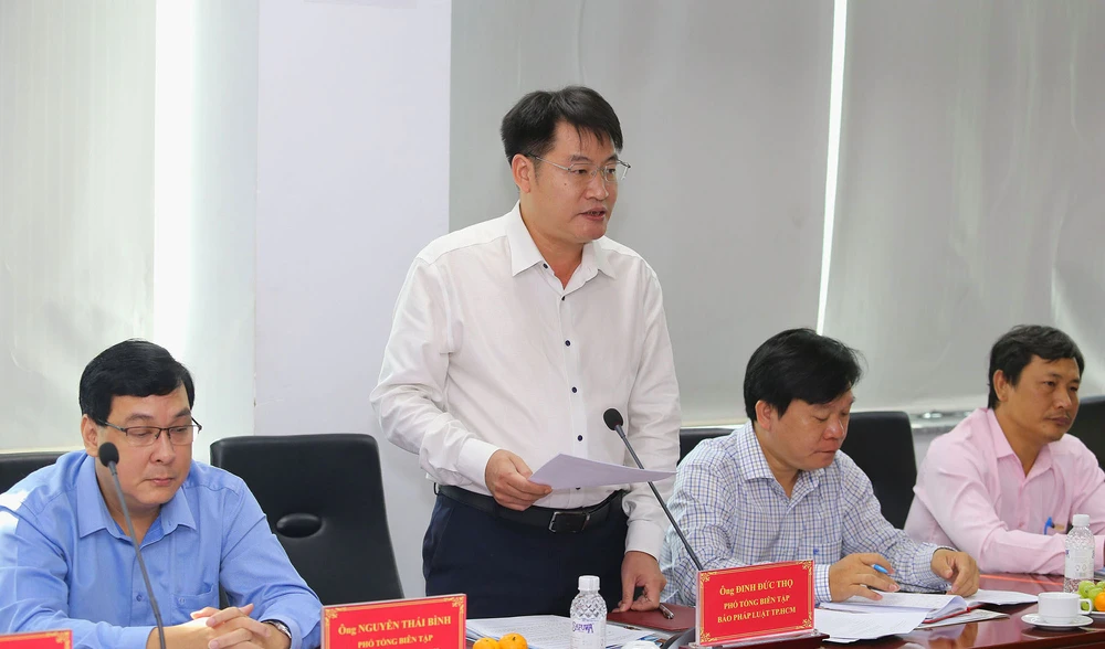 Ông Đinh Đức Thọ, Phó Tổng biên tập Báo Pháp luật TP.HCM, trình bày về kế hoạch truyền thông: "Gỡ vướng các vấn đề pháp lý - chính sách cấp bách, cốt lõi, thúc đẩy phát triển kinh tế - xã hội TP.HCM". Ảnh: HOÀNG GIANG